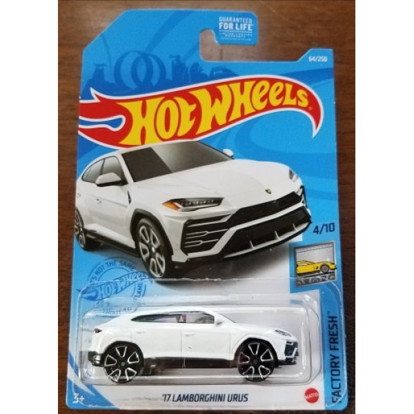 17 Lamborghini Urus